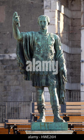 Statua di bronzo di Nerva nel Forum Romanum, Roma, Italia il 04 settembre 2016. Foto Stock