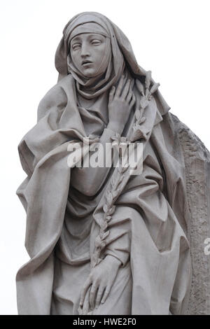 Statua di Santa Caterina da Siena vicino a Sant Angelo in Italia a Roma il 05 settembre 2016. Foto Stock