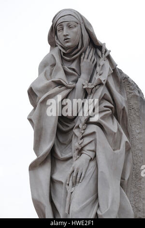 Statua di Santa Caterina da Siena vicino a Sant Angelo in Italia a Roma il 05 settembre 2016. Foto Stock