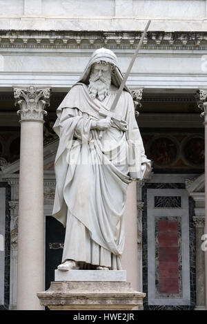 San Paolo la statua di fronte alla basilica di San Paolo fuori le Mura a Roma, Italia il 05 settembre 2016. Foto Stock