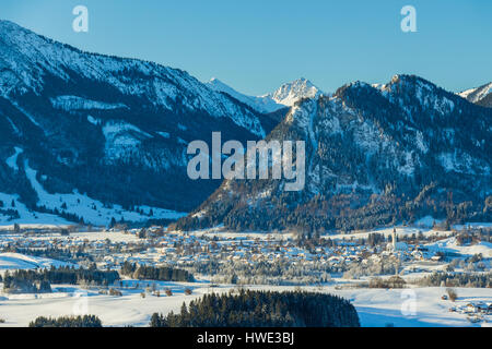 Vista del villaggio tedesco e le Alpi in inverno da Eisenberg Castle Foto Stock