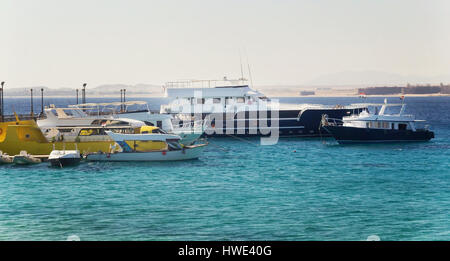 Tourist yacht e barche vicino al molo di Hurghada. Egitto.. Foto Stock