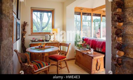 Piccola zona pranzo in bed and breakfast log cabin. Foto Stock