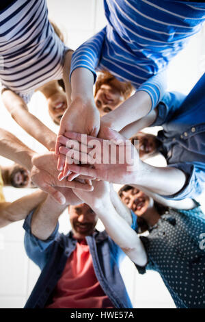 Creative team business mani di impilamento insieme in ufficio Foto Stock