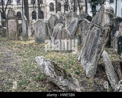 Lapidi presso il vecchio cimitero ebraico di Praga, Repubblica Ceca Foto Stock