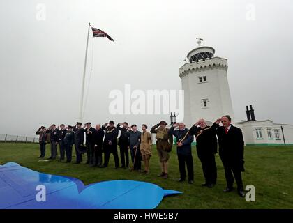 Seconda Guerra Mondiale Veterani, reenactors e dignitari dare un saluto a Dame Vera Lynn durante un tributo al suo a South Foreland faro a Dover Kent per segnare il suo centesimo compleanno. Foto Stock