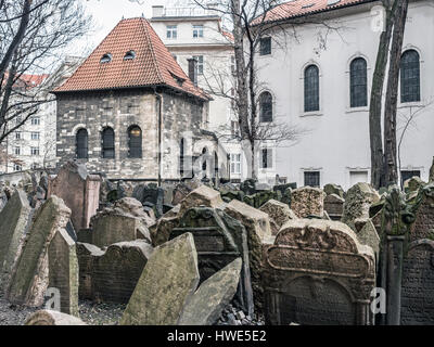 Vecchio Cimitero Ebraico con la sala cerimoniale in background, Praga, Repubblica Ceca Foto Stock