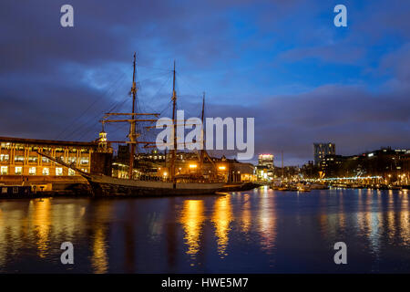 Il porto di Bristol durante la notte Foto Stock