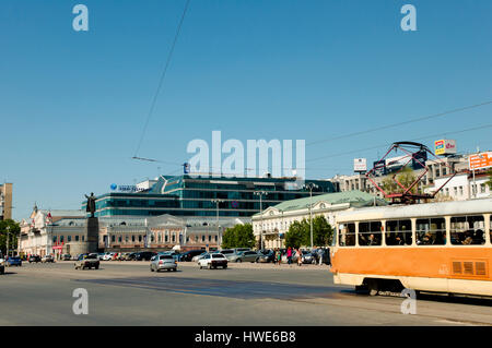 Ekaterinburg, Russia - 19 Maggio 2012: City tram e veicoli su Viale Lenin in la quarta più grande città della Russia Foto Stock