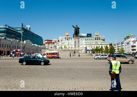 Ekaterinburg, Russia - 19 Maggio 2012: i veicoli su Lenin Avenue in la quarta più grande città della Russia Foto Stock