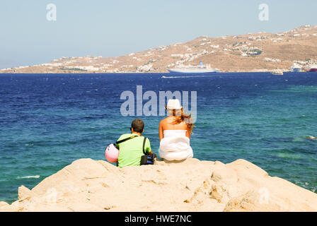 Coppia giovane che guarda al mare sull'isola greca di Mykonos. Foto Stock