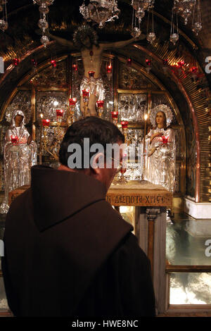 La Via Dolorosa, xii le Stazioni della Croce. I pellegrini che visitano la Terra Santa, passare il percorso che Gesù ha portato la croce del Calvario. Gerusalemme Foto Stock