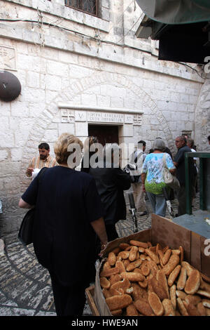 La Via Dolorosa, Stazioni della Croce. I pellegrini che visitano la Terra Santa, passare il percorso che Gesù ha portato la croce del Calvario. Gerusalemme Foto Stock