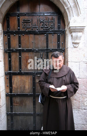 La Via Dolorosa, Stazioni della Croce. I pellegrini che visitano la Terra Santa, passare il percorso che Gesù ha portato la croce del Calvario. Gerusalemme Foto Stock