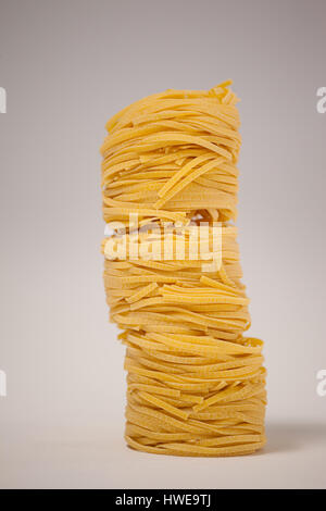 Rotolo di tagliatelle su una superficie di legno Foto Stock