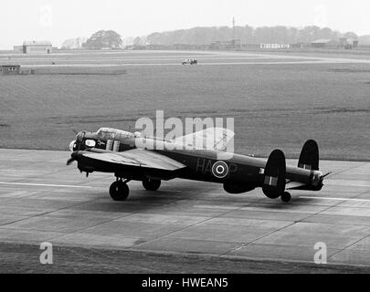 Lancaster HAP in atterraggio a RAF Scampton nel 1967 Foto Stock