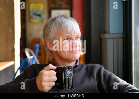 L'uomo rilassante nel caffè#1 coffee shop in Bristol Foto Stock