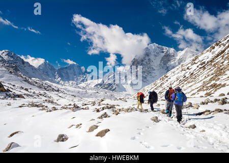 Parco nazionale di Sagarmatha, Nepal, 14 marzo 2015. Un gruppo di escursionisti e gli sherpa sta ritornando dal campo base Everest, in Nepal Foto Stock