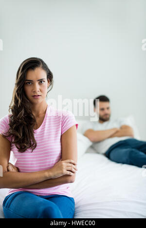 Giovane ignorando ogni altro nella camera da letto di casa Foto Stock