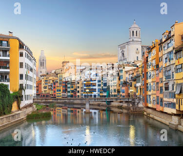 Vecchia città di Girona, vista sul fiume Onyar Foto Stock