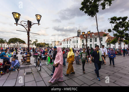 JAKARTA, Indonesia - 5 febbraio 2017: una grande folla di persone locali spendono la loro domenica pomeriggio intorno alla piazza fatahillah a Giacarta vecchio coloniale Foto Stock