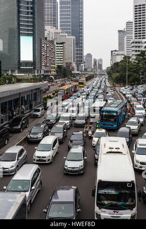 JAKARTA, Indonesia - 27 gennaio 2017: Automobili, autobus e moto provare a spostarsi in un ingorgo nel quartiere degli affari di Jakarta. Il tappo in Indonesia Foto Stock