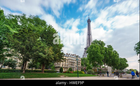La torre Eiffel con auto e sentieri turistici e cielo molto nuvoloso Foto Stock