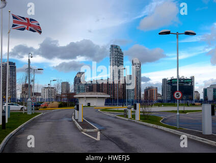 Vista di alta crescita sviluppi sulla isola di cani al Blackwall da un parcheggio per auto in corrispondenza della punta del nord della penisola di Greenwich Foto Stock