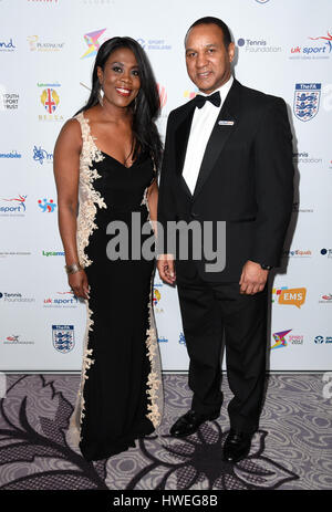 Tessa Sanderson CBE e il marito Densesign White arrivano al terzo premio Lycamobile British Ethnic Diversity SPORTS Awards BEDSA, che si tiene presso il Park Lane Hilton Hotel di Londra Foto Stock