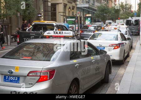 Taxi autorizzati attendere per i clienti nel centro di Sydney, Nuovo Galles del Sud, Australia Foto Stock