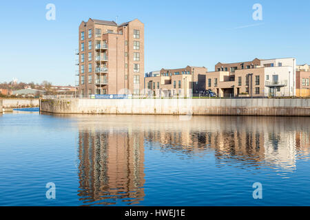 Nuova costruzione di alloggiamento. Trento Bacino, a waterfront e sviluppo di appartamenti e case sul vecchio terreno industriale dal fiume Trent, Nottingham, Inghilterra, Regno Unito Foto Stock