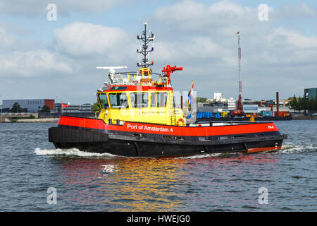 Un rimorchiatore sul fiume Ij, Amsterdam, Olanda Foto Stock