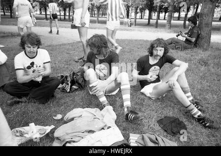 Pinki Floyd giocando a calcio - 22/06/1974 - Francia / Borgogna (regione francese) / Dijon - Il giorno dopo il concerto, membri dei Pink Floyd è andato a giocare una partita di calcio - Philippe Gras / Le Pictorium Foto Stock