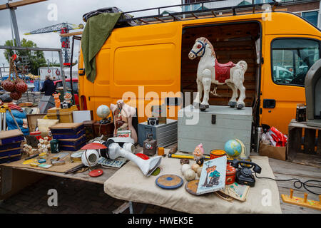 Articoli per la vendita al mercato delle pulci sulla NDSM, Amsterdam, Paesi Bassi Foto Stock