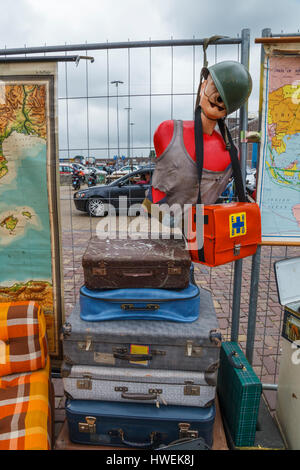 Articoli per la vendita al mercato delle pulci sulla NDSM, Amsterdam, Paesi Bassi Foto Stock