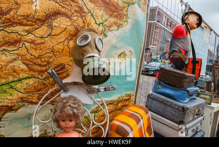 Articoli per la vendita al mercato delle pulci sulla NDSM, Amsterdam, Paesi Bassi Foto Stock