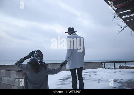 Coppia in vacanza invernale, Odessa, Ucraina Foto Stock