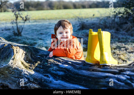 Ritratto di baby boy, esterni in inverno Foto Stock