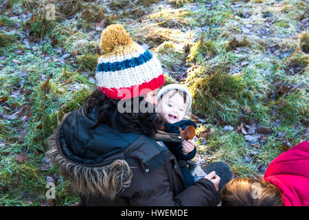 Madre e Figlio e baby boy, esplorando all'aperto in inverno Foto Stock