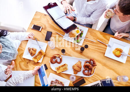 Vista aerea del team aziendale avente un pranzo di lavoro nel ristorante Foto Stock