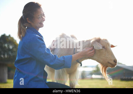 Lavoratore agricolo interessato tendente a capre Foto Stock