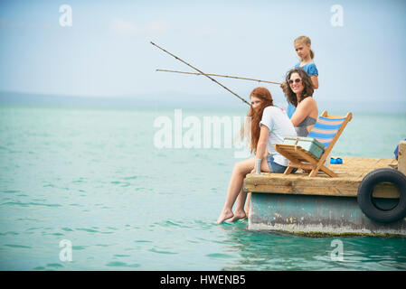 Famiglia pesca in houseboat deck, Kraalbaai, Sud Africa Foto Stock