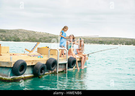 Famiglia pesca in houseboat deck, Kraalbaai, Sud Africa Foto Stock