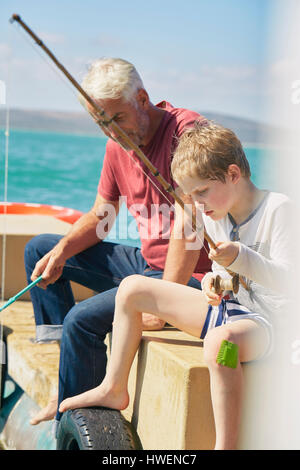 Nonno e nipote di pesca sul houseboat sun deck, Kraalbaai, Sud Africa Foto Stock