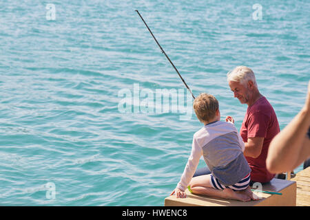 Nonno e nipote di pesca sul houseboat sun deck, Kraalbaai, Sud Africa Foto Stock