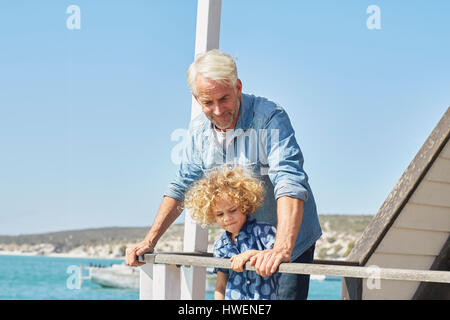 Nonno e nipote in houseboat deck, Kraalbaai, Sud Africa Foto Stock