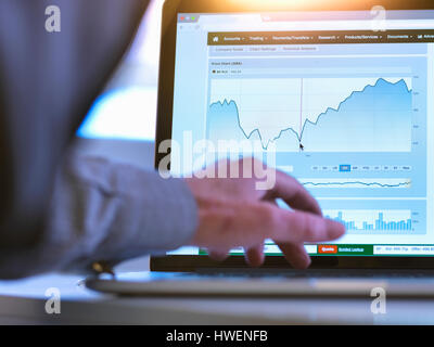 Visualizzazione degli investitori società quota di mercato prezzo dati su un computer portatile Foto Stock