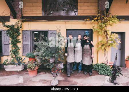 Ritratto di tre maschi al di fuori dei metalmeccanici forge Foto Stock