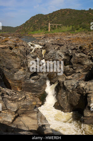 Pulo do Lubo cascata al fiume Guadiana valley natural park. La forte corrente d'acqua aperto attraverso stretti passaggi della roccia scistosa. Alentejo, Porto Foto Stock