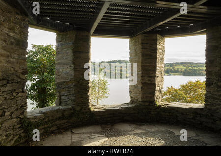 La vista dal piano inferiore del National Trust è Claife Stazione di visualizzazione sulla sponda occidentale di Windermere, il Lake District inglese Foto Stock